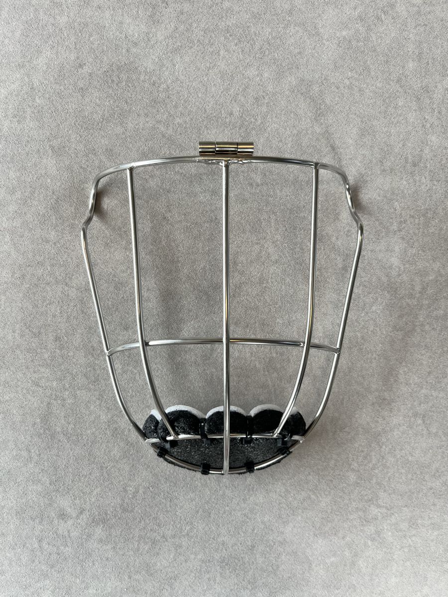 Kilkenny butterfly hinge hurling faceguard with twotone chinpiece, photo 2 of 6